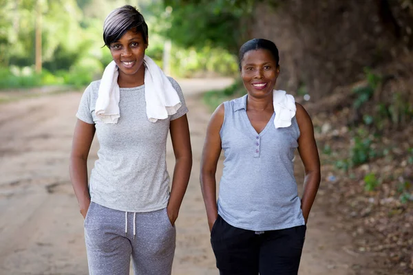 Dvě Šťastné Ženy Sportovním Oblečení Připravené Cvičení Cestách — Stock fotografie