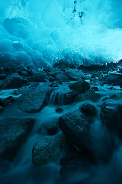 阿拉斯加冰洞背景图 — 图库照片