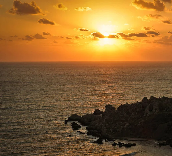 海滨是风景如画的岩石海岸 夕阳西下 — 图库照片