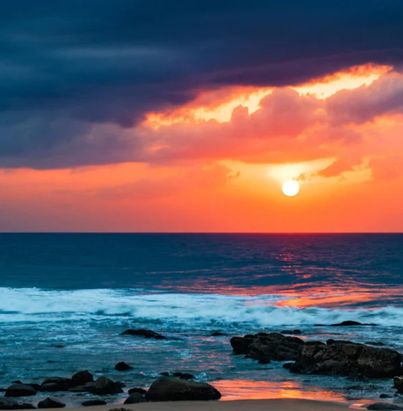 日落时从海滨岩石海岸看风景 — 图库照片