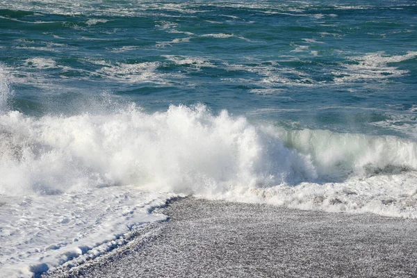 Δυνατά Κύματα Πλευρά Της Θάλασσας — Φωτογραφία Αρχείου
