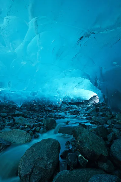 在阿拉斯加的冰洞 — 图库照片