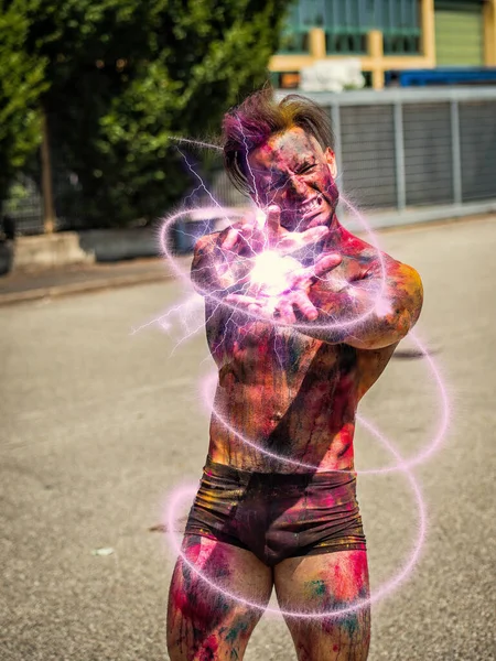Guapo Hombre Sin Camisa Tatuado Sosteniendo Ilusión Luz Energía Azul —  Fotos de Stock