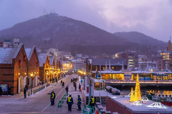 函館の夕暮れ時の歴史的赤レンガ倉庫の街並み冬の北海道 — ストック写真