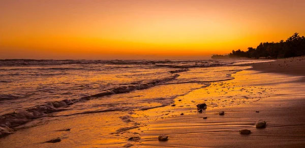 在海滩上欣赏美丽的日落 — 图库照片