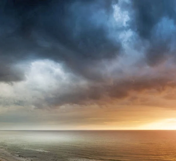 Красивый Закат Море Темное Облачное Небо — стоковое фото