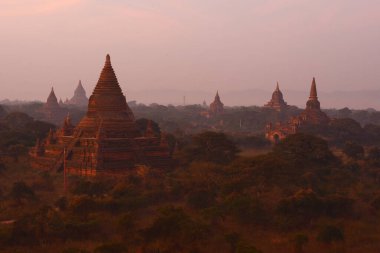 Sabahın erken saatlerinde Bagan manzarası