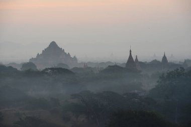 Sabahın erken saatlerinde Bagan manzarası