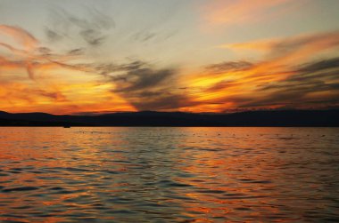 Gün batımında deniz manzarası