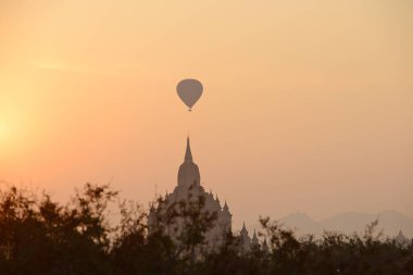 Sabahın erken saatlerinde Bagan manzarası