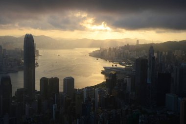 Zirveden gün doğumu manzarası