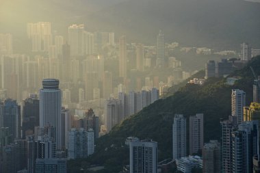 Zirveden gün doğumu manzarası