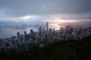 Zirveden gün doğumu manzarası