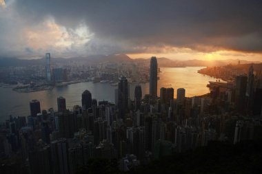 Zirveden gün doğumu manzarası