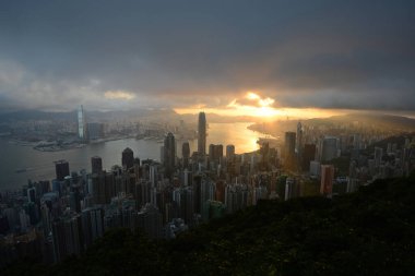Zirveden gün doğumu manzarası
