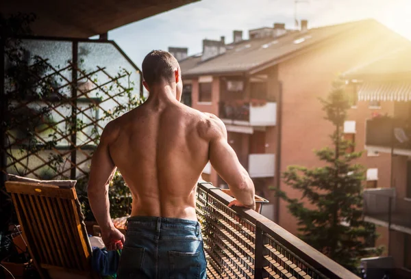 Costas Shirtless Muscular Jovem Livre Terraço — Fotografia de Stock