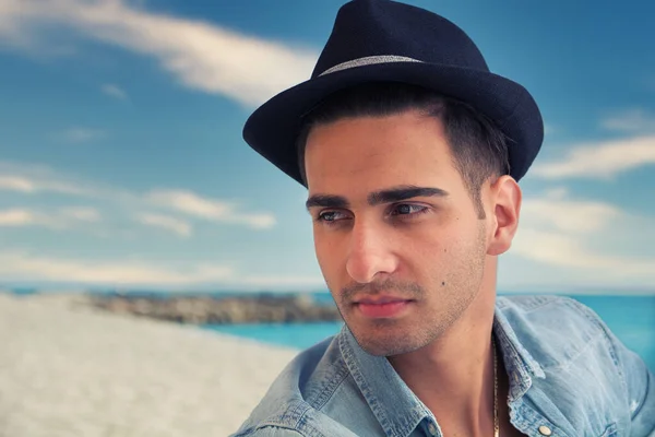 Kumsalda Oturan Kot Gömlekli Fötr Şapkalı Yakışıklı Bir Genç — Stok fotoğraf