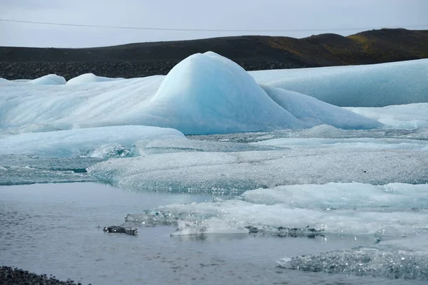 Παγόβουνο Επιπλέει Λίμνη — Φωτογραφία Αρχείου