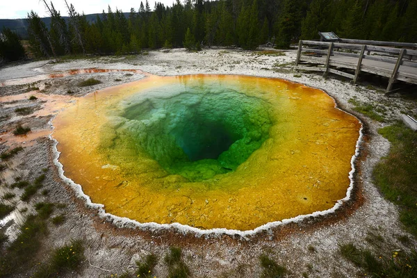 Yellowstone Hot Springs Krajobraz — Zdjęcie stockowe