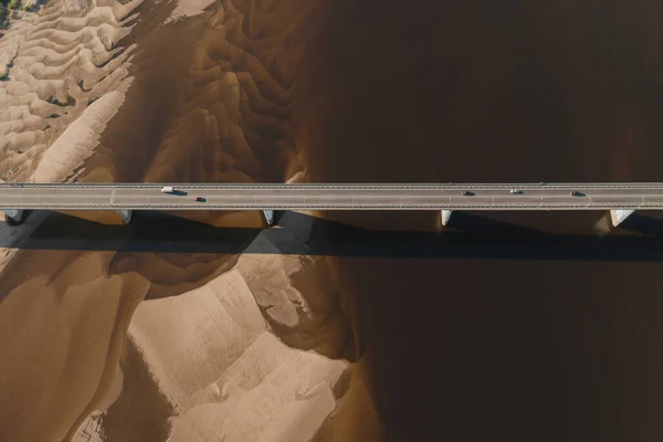 Ponte Aereo Auto Sul Fiume Con Costa Dune Sabbiose — Foto Stock