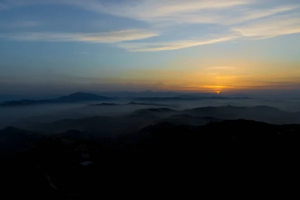 Туман Долинах Марке Италии Солнце Садится — стоковое фото