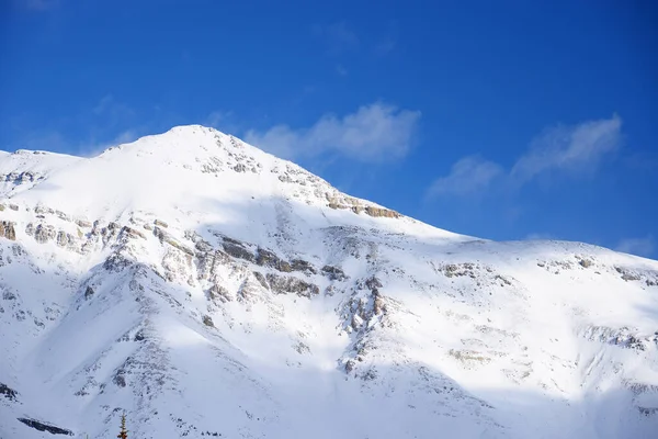 Χιόνι Βουνό Πάνω Από Μπλε Ουρανό — Φωτογραφία Αρχείου