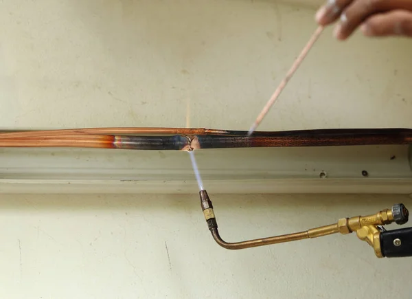 空気のエアコン修理銅パイプを溶接 — ストック写真