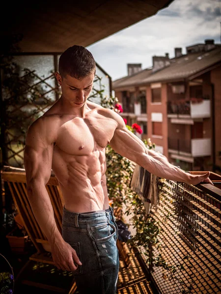 Schöner Muskulöser Junger Mann Freien Auf Der Terrasse — Stockfoto