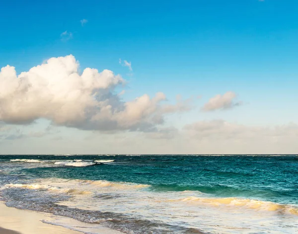 海岸和蓝天的景观 — 图库照片