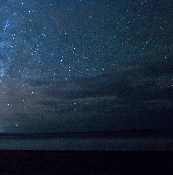 在夜空中群星映衬下的海岸景观 — 图库照片