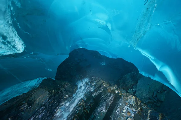 在阿拉斯加的冰洞 — 图库照片