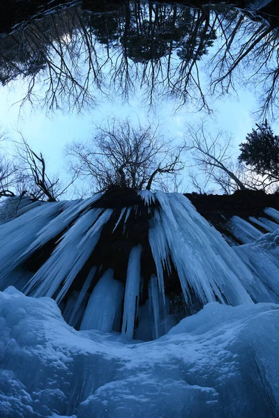 Ледяные Сосульки Замерзшего Водопада Японии — стоковое фото