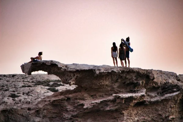 Люди Над Окаменелыми Дюнами — стоковое фото