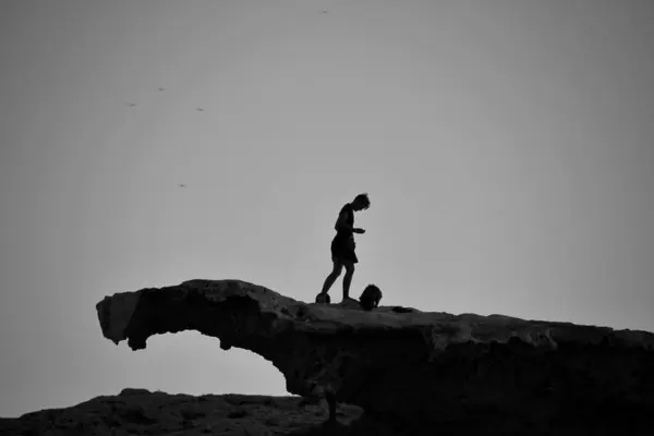 Lidé Nad Zkamenělou Dunou — Stock fotografie