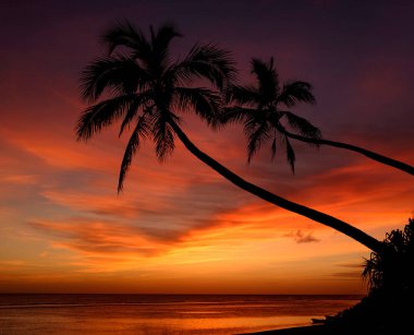 Denizin üzerinde güzel bir gün batımı