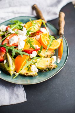 Lezzetli organik meyveli tatlıya yakından bakın.   