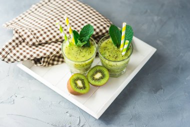 Arka plan için taze organik kivi smoothie yakın plan çekim