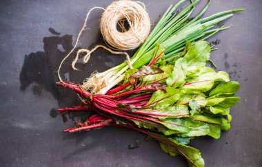 Organik gıda konsepti, taze pancar kökleri.    