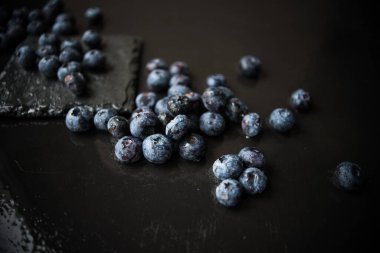 Arka plan için taze organik böğürtlenlerin yakın plan çekimi.