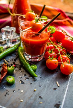 Taze domates suyu, yakın çekim.