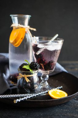 Arka plan için taze organik limonatanın yakın plan çekimi.