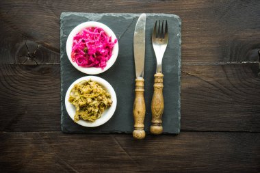 Arka plan için taze organik baharat ve çatal bıçak setinin yakın plan çekimi.