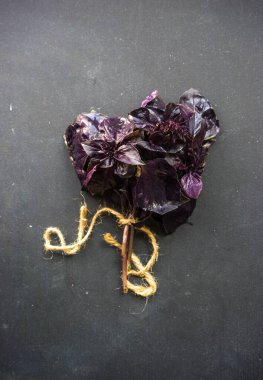 Arka plan için taze organik kırmızı fesleğen yakın plan.