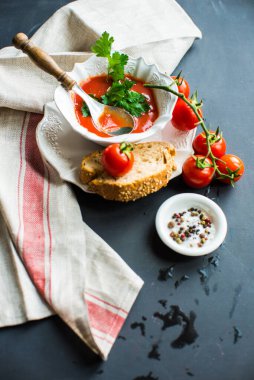 Arka plan için taze organik domates ve ekmeğin yakın plan çekimi.