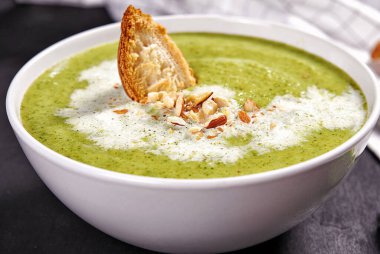 Arka plan için lezzetli kremalı çorbadan yakın çekim.