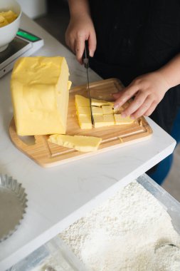 Kadın mutfakta ev yapımı hamur pişiriyor. 