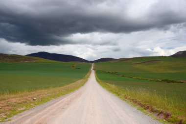 Dağlarda, doğa arka planında yol