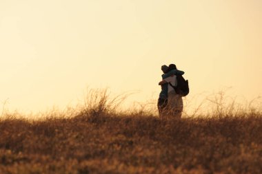 Yolda köpekli bir çift