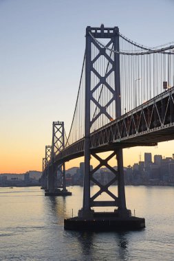 Bay Bridge San Francisco 'da günbatımı 