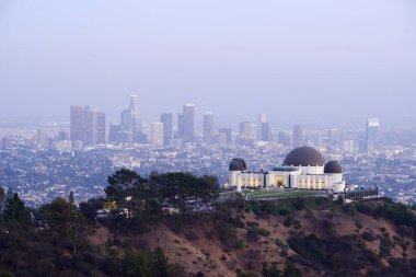 Los Angeles 'ın gözlemevi ve Los Angeles' ın gökyüzü manzarası. 
